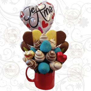 Arreglo frutal taza cerámica 15 fresas corazones de piña y globo mediano