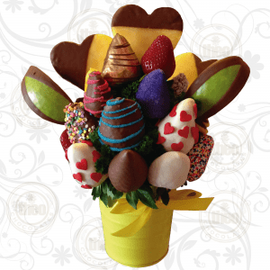 Arreglo frutal en balde metálico con 20 fresas y corazones de piña