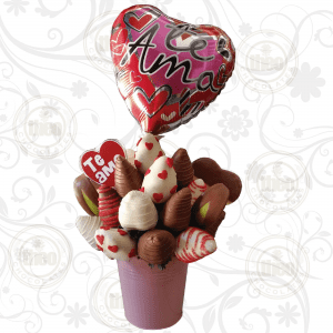 Arreglo frutal en balde metálico con 20 fresas y corazones de piña, paleta con mensaje y globo mediano