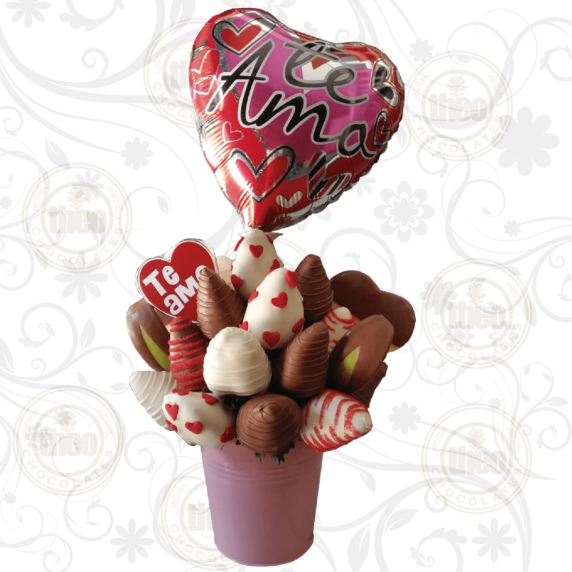 Arreglo frutal en balde metálico con 20 fresas y corazones de piña, paleta con mensaje y globo mediano