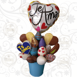 Arreglo frutal en balde metálico con 20 fresas y corazones de piña, paleta con mensaje y globo mediano