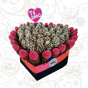 Caja en forma de corazón con más de 45 fresas cubiertas y decoradas con chocolate, con colores para hombre o mujer y una paleta de chocolate con mensaje “Te Amo"