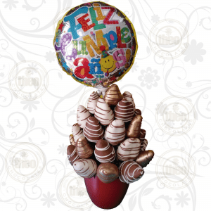 Arreglo de 35 fresas cubiertas y decoradas con chocolate y un globo de 9” en base cerámica