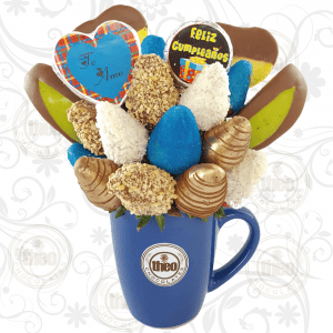 Arreglo con 15 fresas, piña y manzana, decorado con chocolate, coco y maní, y 2 paletas de chocolate con mensaje