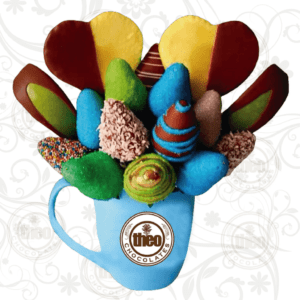 Arreglo frutal en taza cerámica con 15 fresas, 2 gajos de manzana y 2 piñas en forma de corazón.