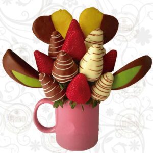 Arreglo-frutal-con-fresas-con-chocolate-y-pinas-en-forma-de-corazon