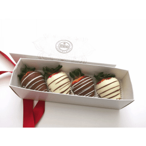 Caja con 4 fresas, cubiertas y decoradas con chocolate