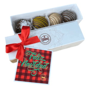 Caja con 4 bombones de sabores navideños. Decorada con lazo y colilla navideña Para pedidos al x mayor, por favor contáctenos por mensaje privado o a nuestro Whatsapp 70181213.  Los precios pueden variar según la cantidad que deseen.