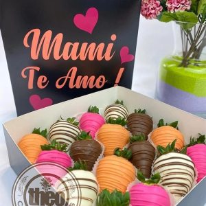 Caja Negra con Fresas y con mensaje “Mami, Te Amo”