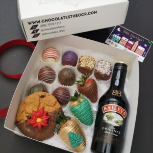 Caja con fresas con chocolate, Bombones de sabores surtidos, una galleta de chocochips con chocolate, Marshmallows y botellita de Baileys