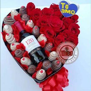 Caja corazon fresas y rosas con vino
