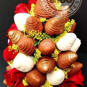 Centro de mesa mediano con rosas y fresas con chocolate