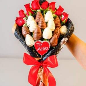 Ramo de 15 fresas y 8 rosas naturales
