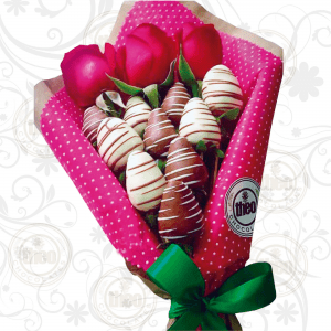 Ramo de fresas con chocolate y rosas