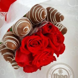 Ramo redondo con Rosas y Fresas 2