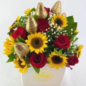 Arreglo con Girasoles, Rosas y Fresas con Chocolate