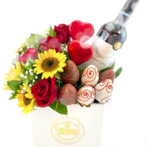 Arreglo Rosas Girasoles y Fresas con Chocolate