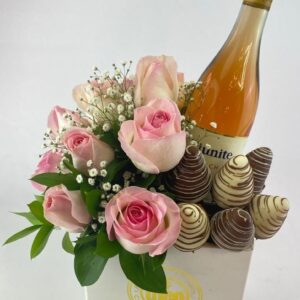 Arreglo con rosas fresas y vino 20.37.42