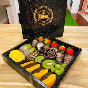 Caja-con-frutas-cubiertas-con-chocolate