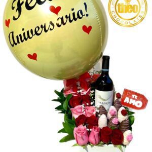 Arreglo de aniversario con rosas y vino