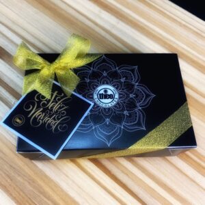 Deliciosa caja con 4 fresas cubiertas y decoradas con chocolate y 4 bombones.