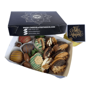 Deliciosa caja con una combinación de fresas, bombones, galletas y los famosos mendiants . Con este detalle llegas directo al corazón Puedes personalizar la colilla