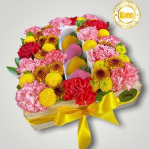 Arreglo floral con claveles y fresas con chocolate