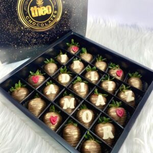 Caja con 25 fresas con chocolate Feliz Día Amor