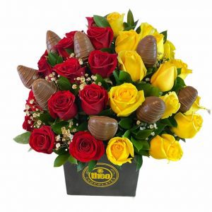 Arreglo con rosas amarillas y rojas