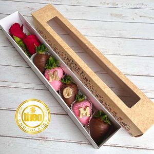 Caja con 5 fresas y 2 Rosas Mom