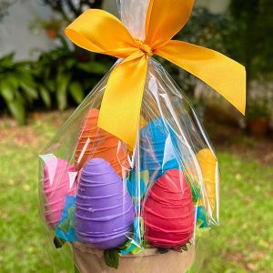 Arreglo colorido de fresas con chocolate empacado