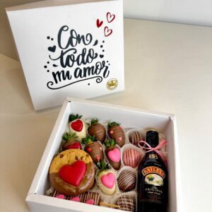 Caja fresas, bombones, galleta y Baileys