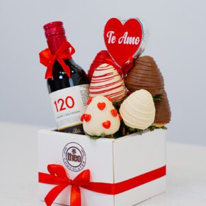 Arreglo con fresas Romance 3