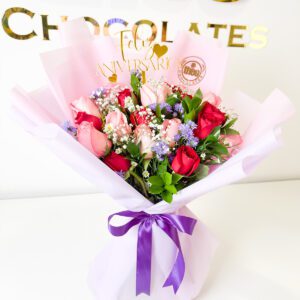 Ramo con rosas rosadas y rojas con topper