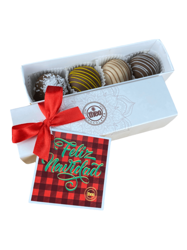 Caja con 4 bombones de sabores navideños. Decorada con lazo y colilla navideña Para pedidos al x mayor, por favor contáctenos por mensaje privado o a nuestro Whatsapp 70181213.  Los precios pueden variar según la cantidad que deseen.