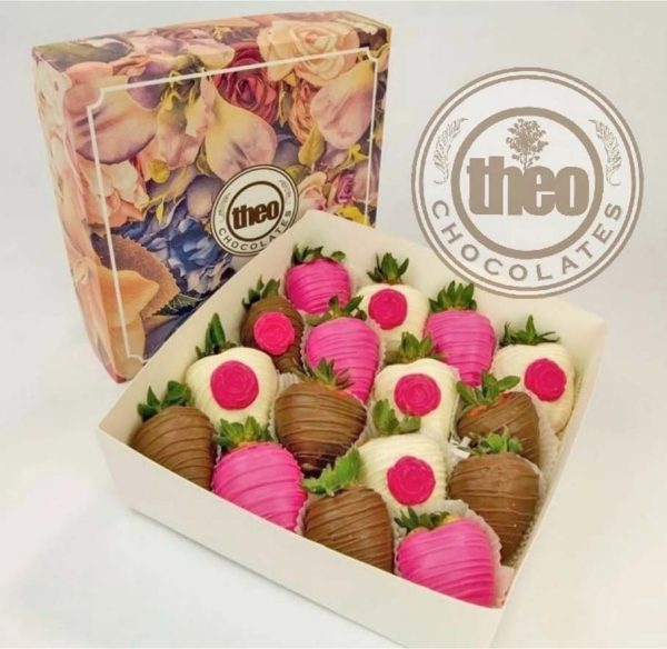 Caja con 16 Fresas Con Botones De Rosa