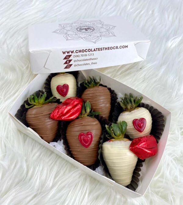 Caja con 6 fresas con chocolate y corazoncitos