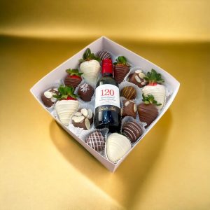 Caja con fresas, bombones, marshmallows y vino