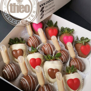 Caja con fresas con chocolate y bombones con shot