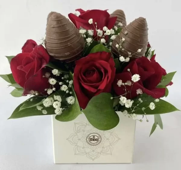 Caja con rosas rojas y fresas con chocolate