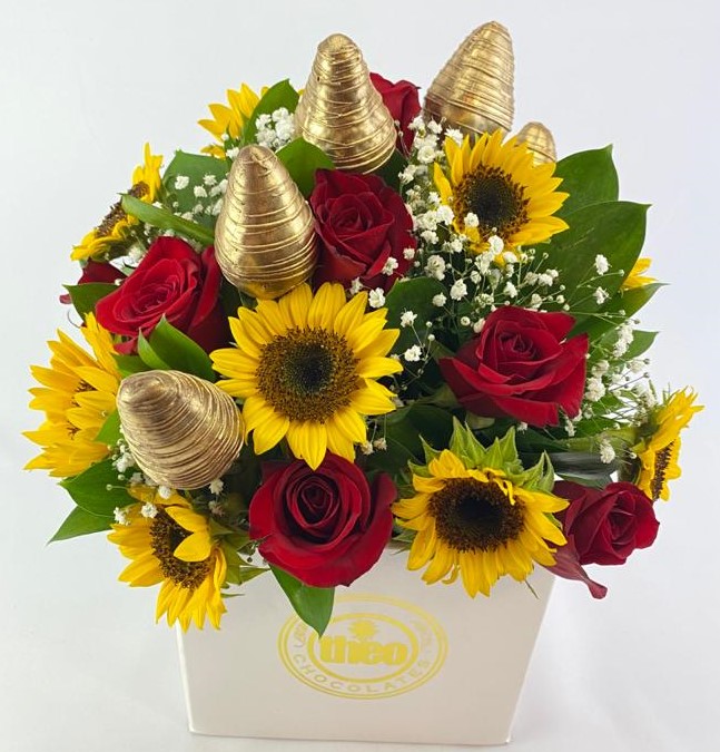 Arreglo con Girasoles, Rosas y Fresas con Chocolate / Chocolates Theo