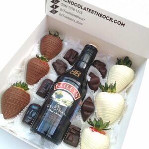 Caja con fresas con chocolate, chocolates rellenos y baileys