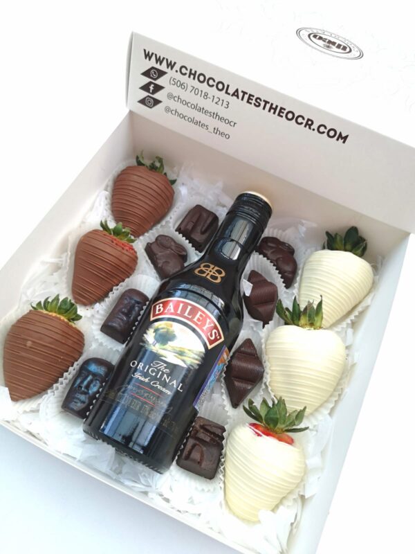 Caja con fresas con chocolate, chocolates rellenos y baileys