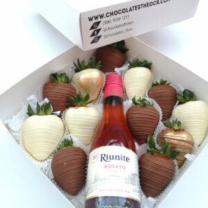 Caja con fresas con chocolate y botellita de vino Riunite