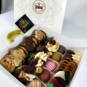 Deliciosa caja con una combinación de bombones, galletas, , mendiants, turrones , fresas y chocolates. Para disfrutar esta navidad Puedes personalizar la collla