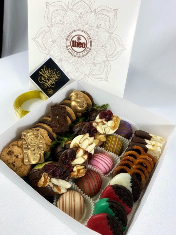 Deliciosa caja con una combinación de bombones, galletas, , mendiants, turrones , fresas y chocolates. Para disfrutar esta navidad Puedes personalizar la collla