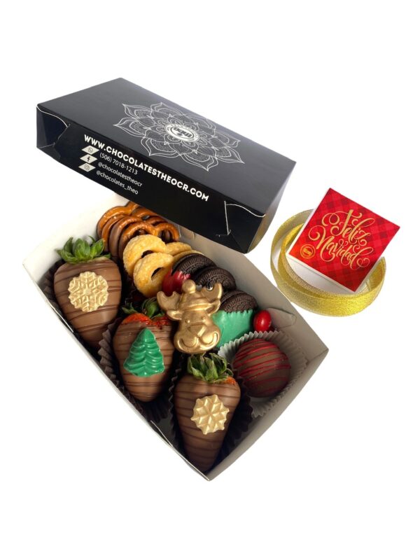 Deliciosa caja con fresas, pretzels, galletas, un bombón y un chocolate en forma de reno, decorada navideña. Puedes personalizar la colilla
