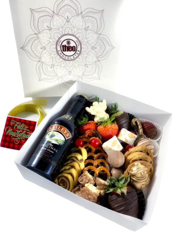 Deliciosa caja surtida con Baileys de 200 ml, fresas, bombones, galletas, pretzels, turrones y chocolates. Una deliciosa tentación… Puedes personalizar la colilla.