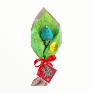 Este es el souvenir más coqueto y delicioso que puede existir… Una fresa navideña cubierta con chocolate , empacada tipo ramo. Personaliza el color del chocolate, el color de la envoltura y por supuesto la colilla.