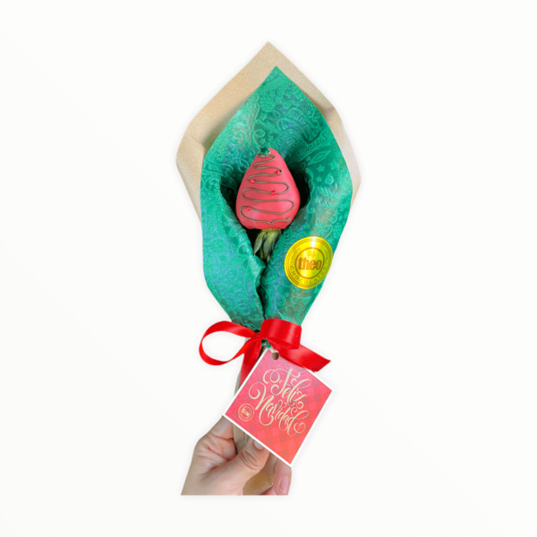 Este es el souvenir más coqueto y delicioso que puede existir… Una fresa navideña cubierta con chocolate , empacada tipo ramo. Personaliza el color del chocolate, el color de la envoltura y por supuesto la colilla.